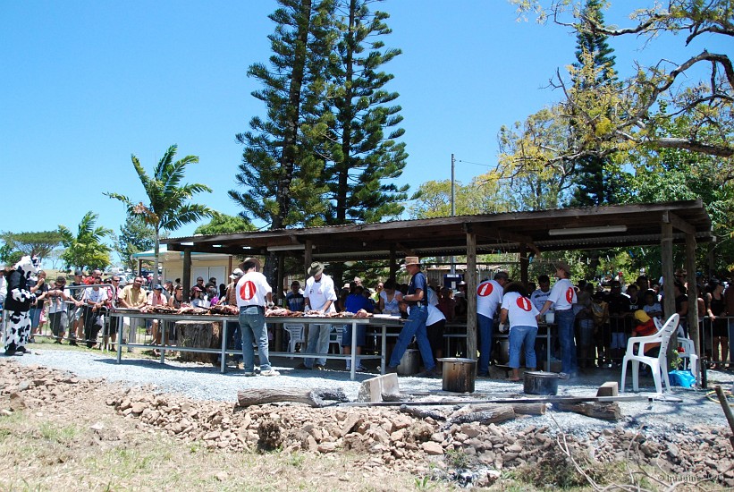 10.30- Le public attend la degustation gratuite de veau a la broche.JPG